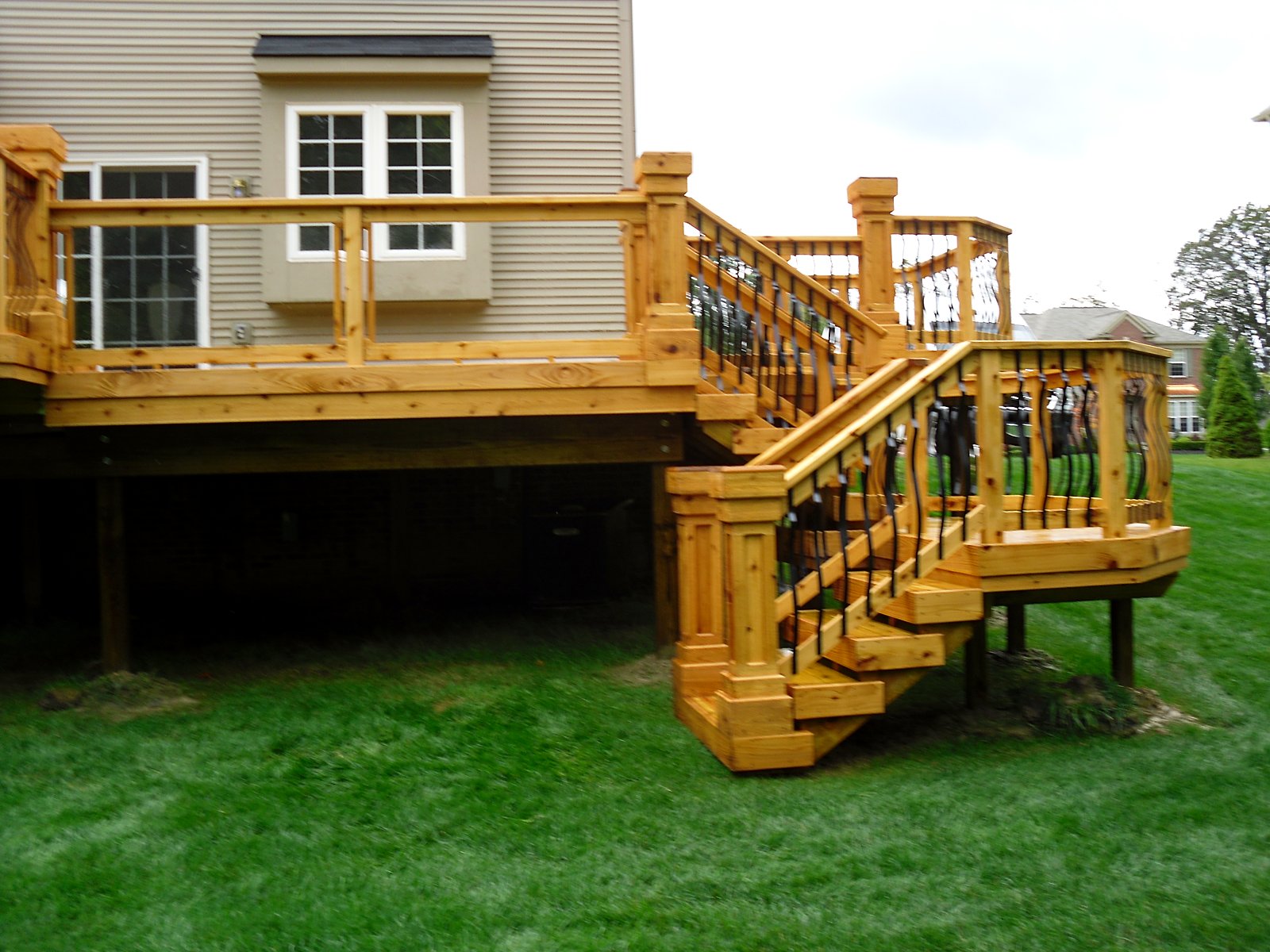 New elevated cedar deck in Auburn Hills, MI