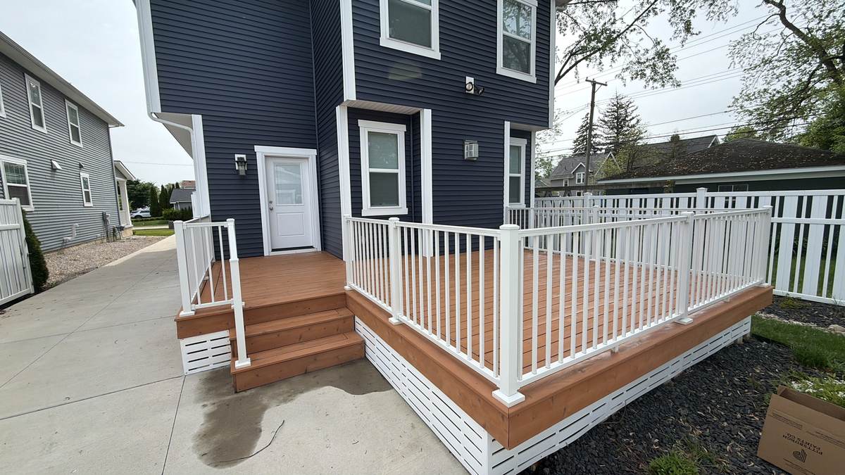 Deck with vinyl railing and stained decking in Dearborn Heights, MI